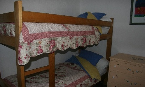 la chambre avec lits superposes